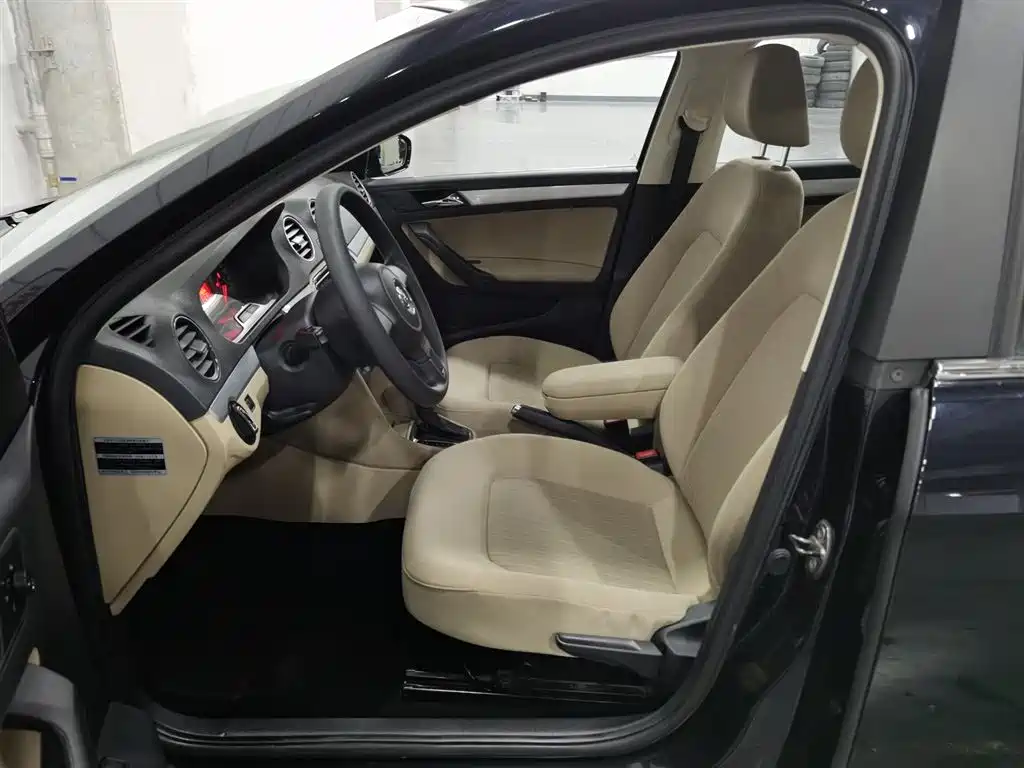 Volkswagen Jetta 2013 1.6L Automatic Comfort фото 10