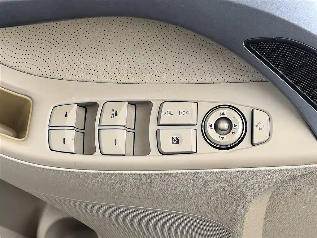 Hyundai Langdong 2012 1.8L Automatic Premium фото 9