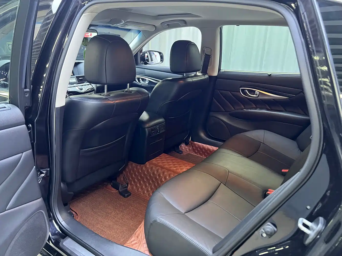 Photo 17 - Infiniti Q70