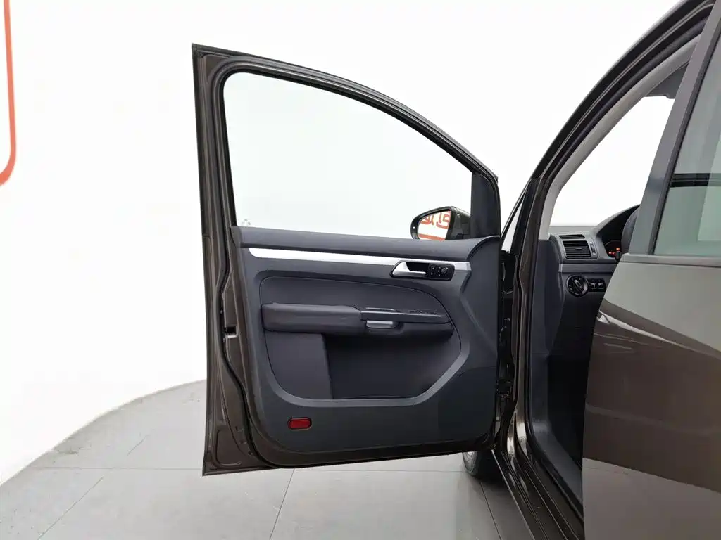 Volkswagen Touran 2013 1.4T Manual Trend 5-seater фото 8