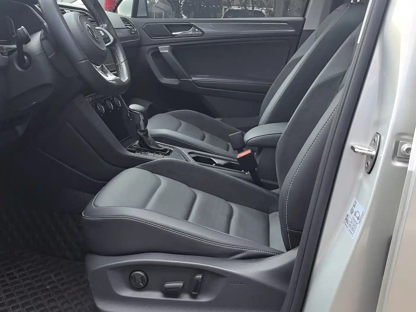 Volkswagen Tiguan L 2021 330TSI Automatic 2WD R-Line Premium фото 5