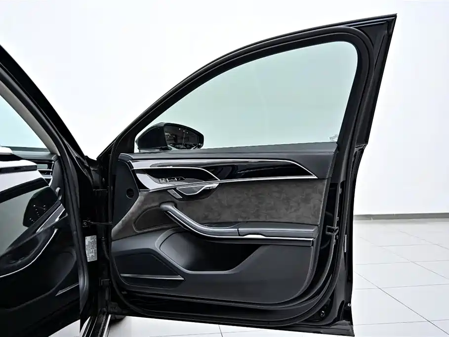 Audi A8 New Energy 2022 A8L 60 TFSIe quattro Collector's Edition фото 15