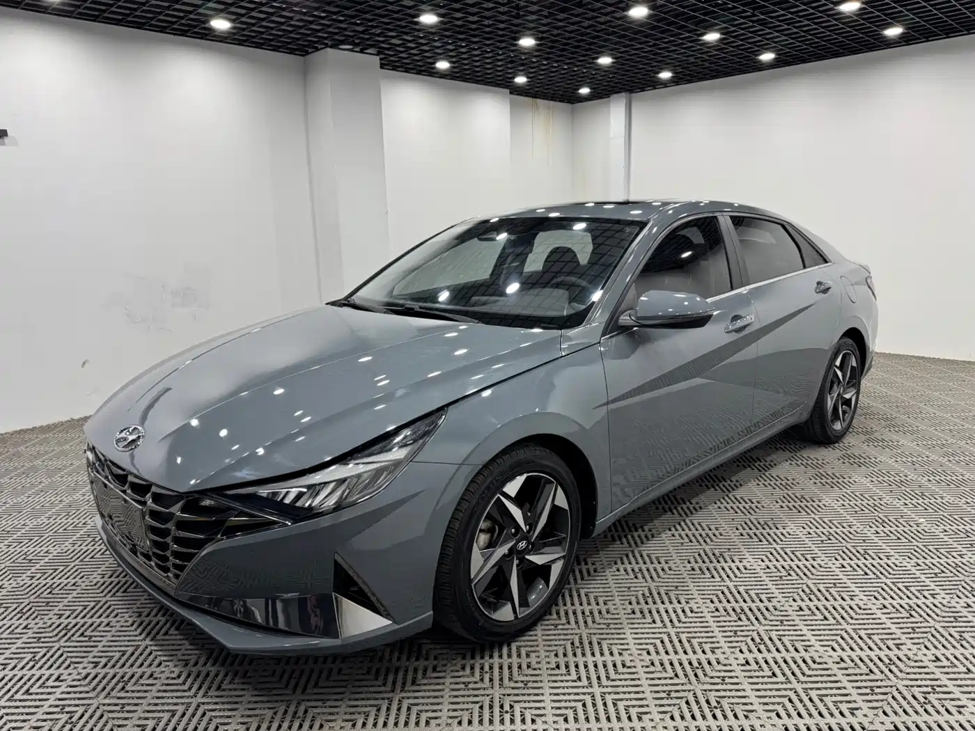 Hyundai Elantra 2021 1.5L CVT LUX Premium Edition фото 3