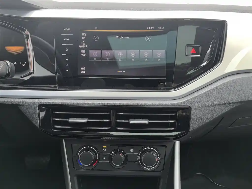Volkswagen Polo 2023 Facelift Plus 1.5L Auto Chroma Tech Edition фото 12