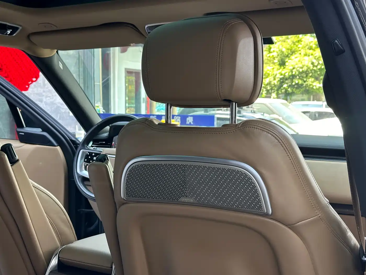 Land Rover Range Rover 2023 3.0 L6 400PS Golden Age 7-Seater Long Wheelbase фото 18
