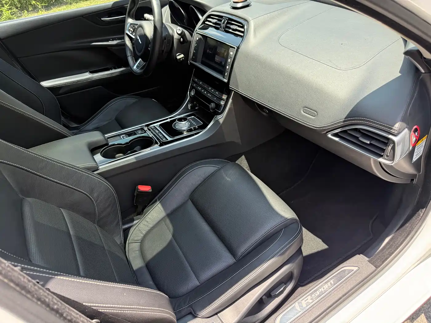 Jaguar XE 2015 2.0T 200PS R-Sport фото 17