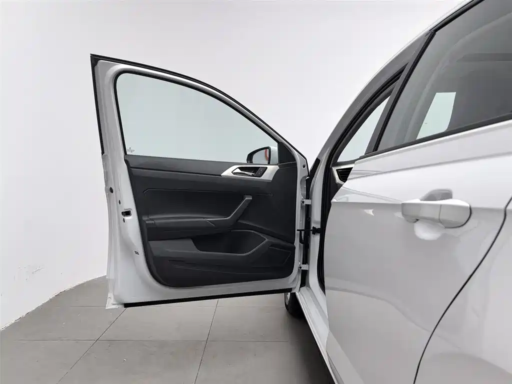 Volkswagen Polo 2023 Facelift Plus 1.5L Auto Chroma Tech Edition фото 8