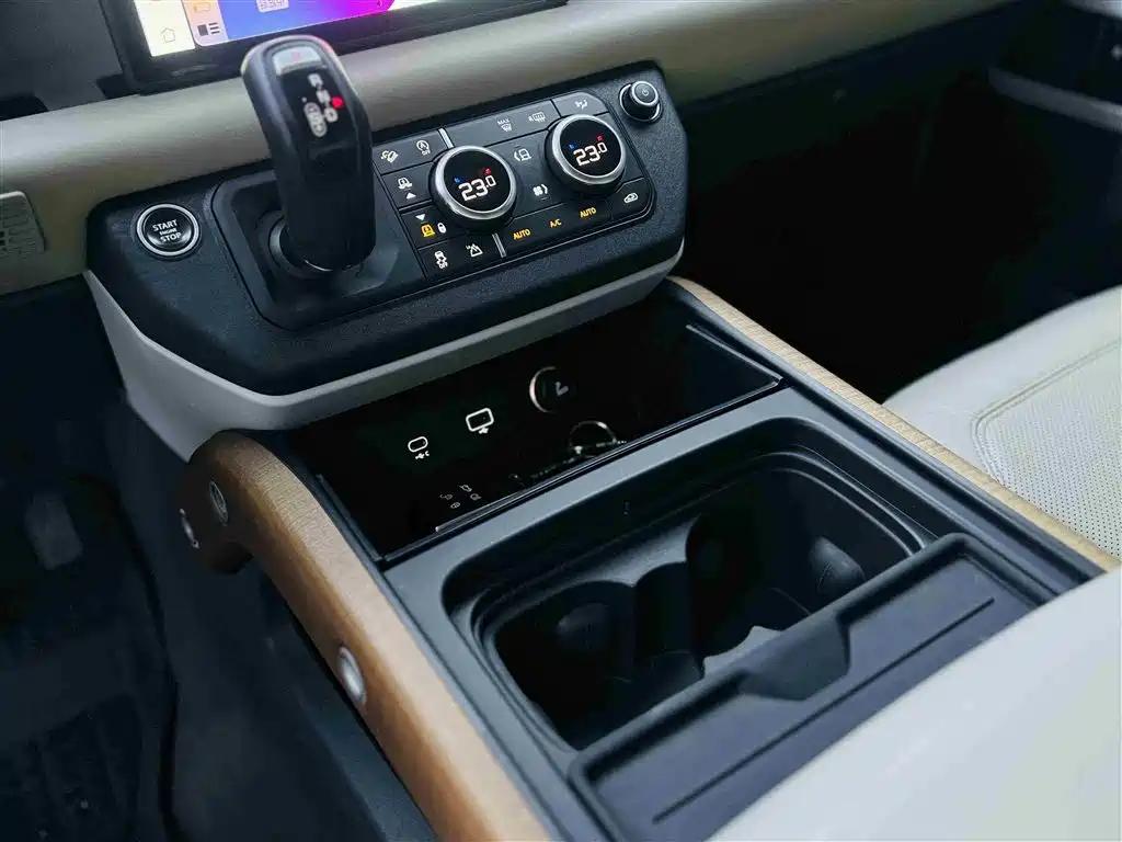 Land Rover Defender 2021 110 P400 Dark Special Edition фото 9
