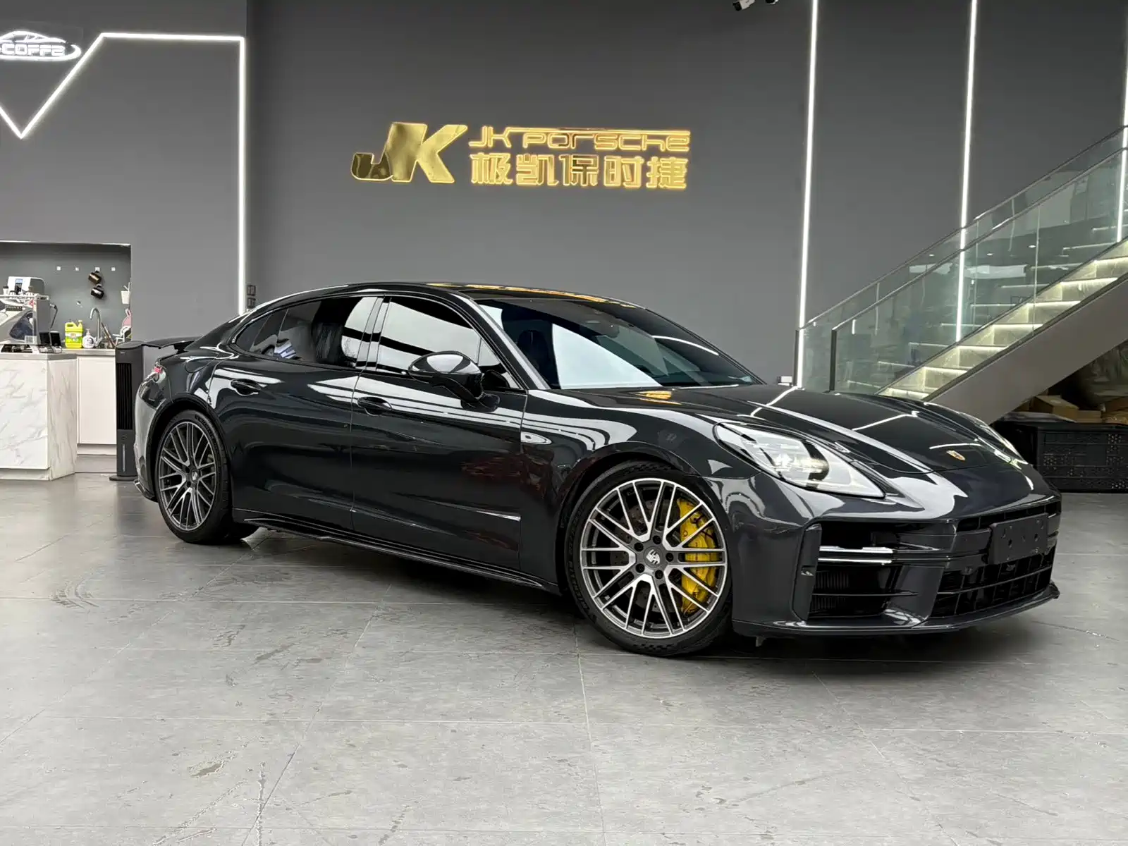 Photo 3 - Porsche Panamera