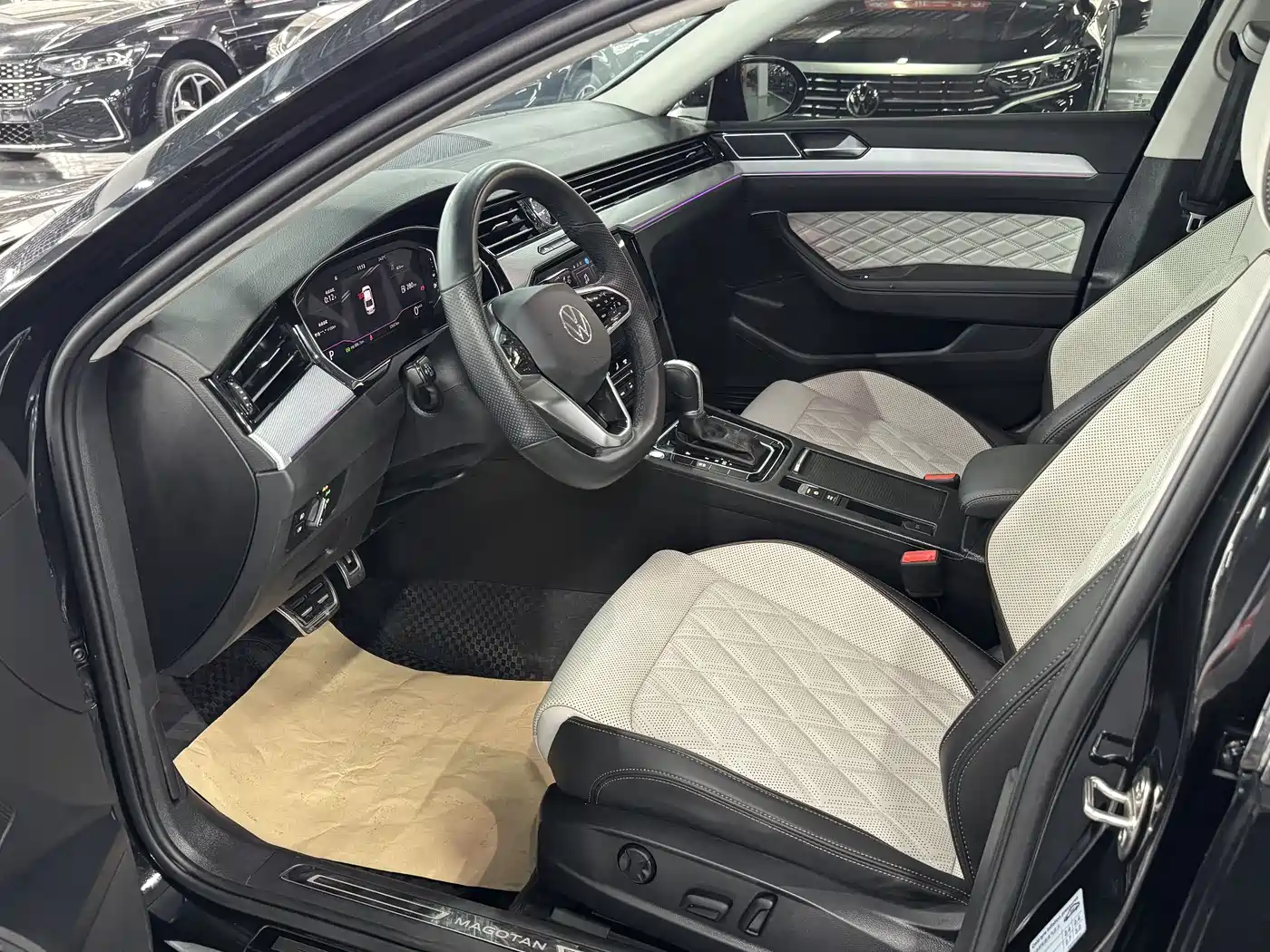 Volkswagen Magotan 2023 Model 2 Million Commemorative Edition 330TSI DSG Luxury фото 4