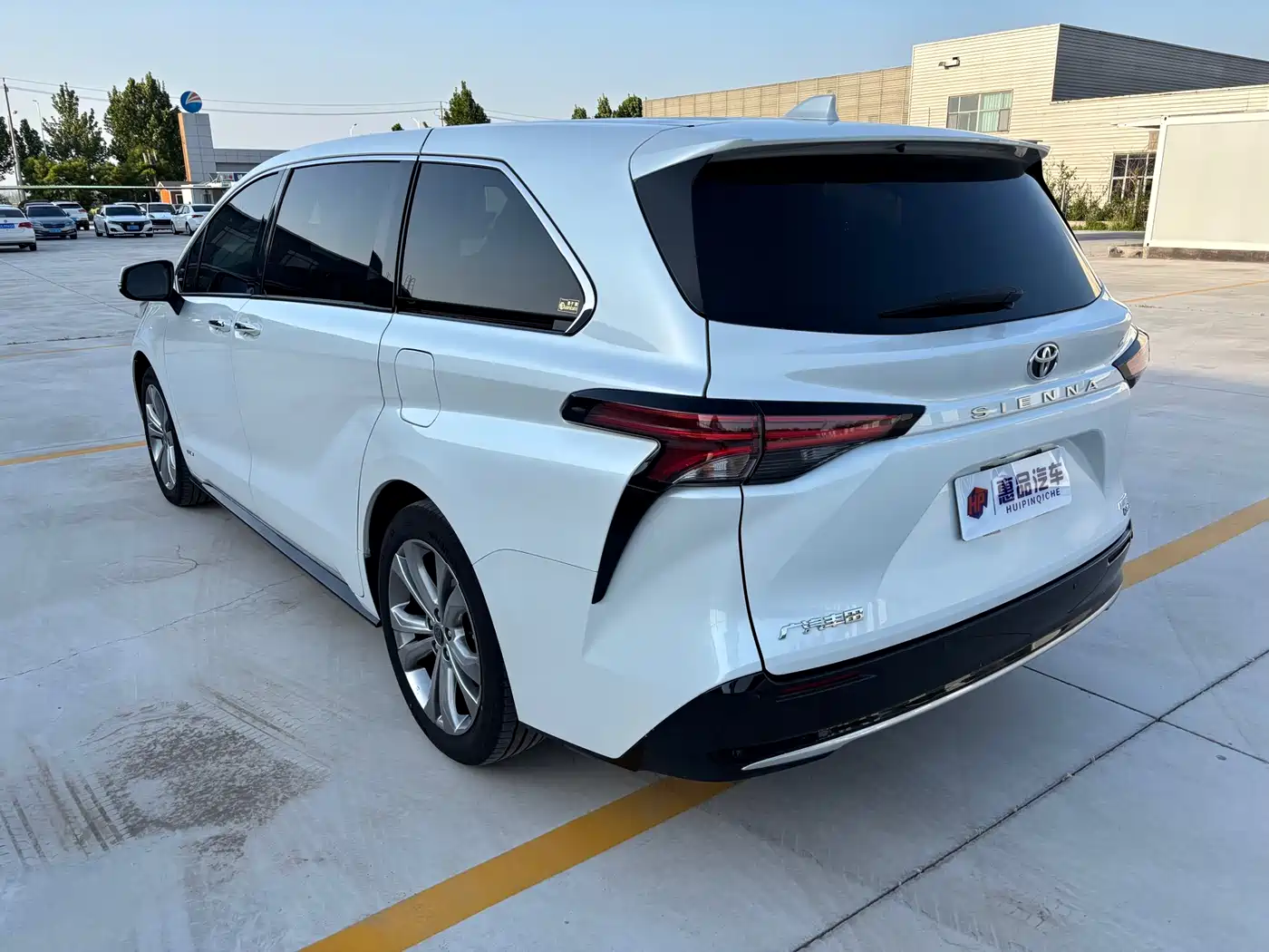 Toyota Sienna 2024 2.5L Hybrid Premium Edition фото 3