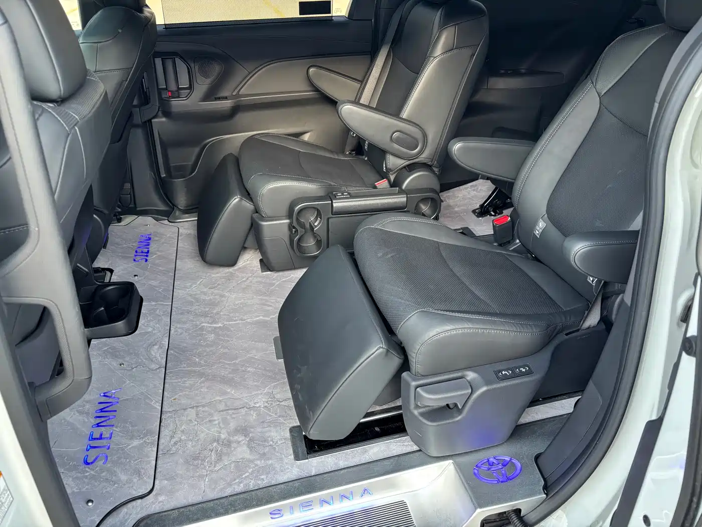 Toyota Sienna 2024 2.5L Hybrid Premium Edition фото 7