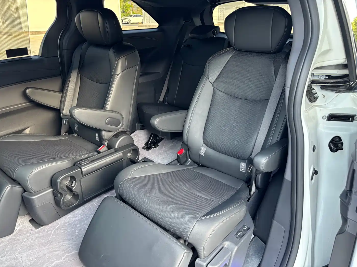 Toyota Sienna 2024 2.5L Hybrid Premium Edition фото 8