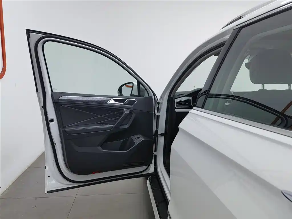 Volkswagen Tiguan L 2023 Facelift 330TSI Auto FWD R-Line Premium фото 8