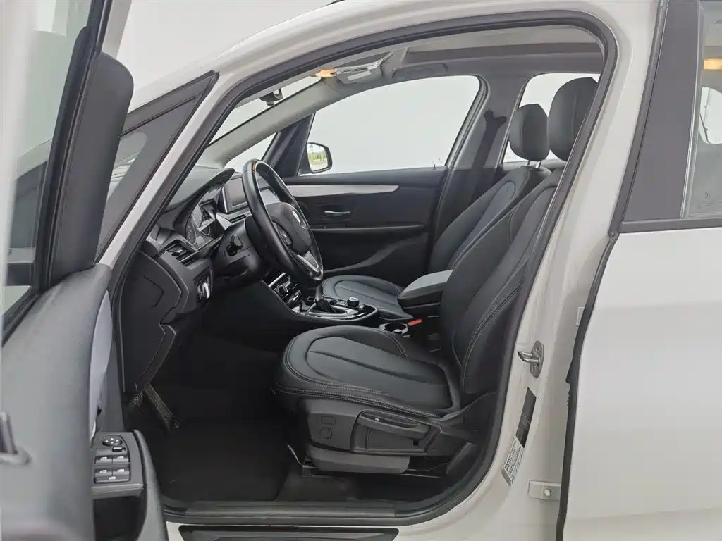 BMW 2 Series Touring 2016 218i Leading фото 10