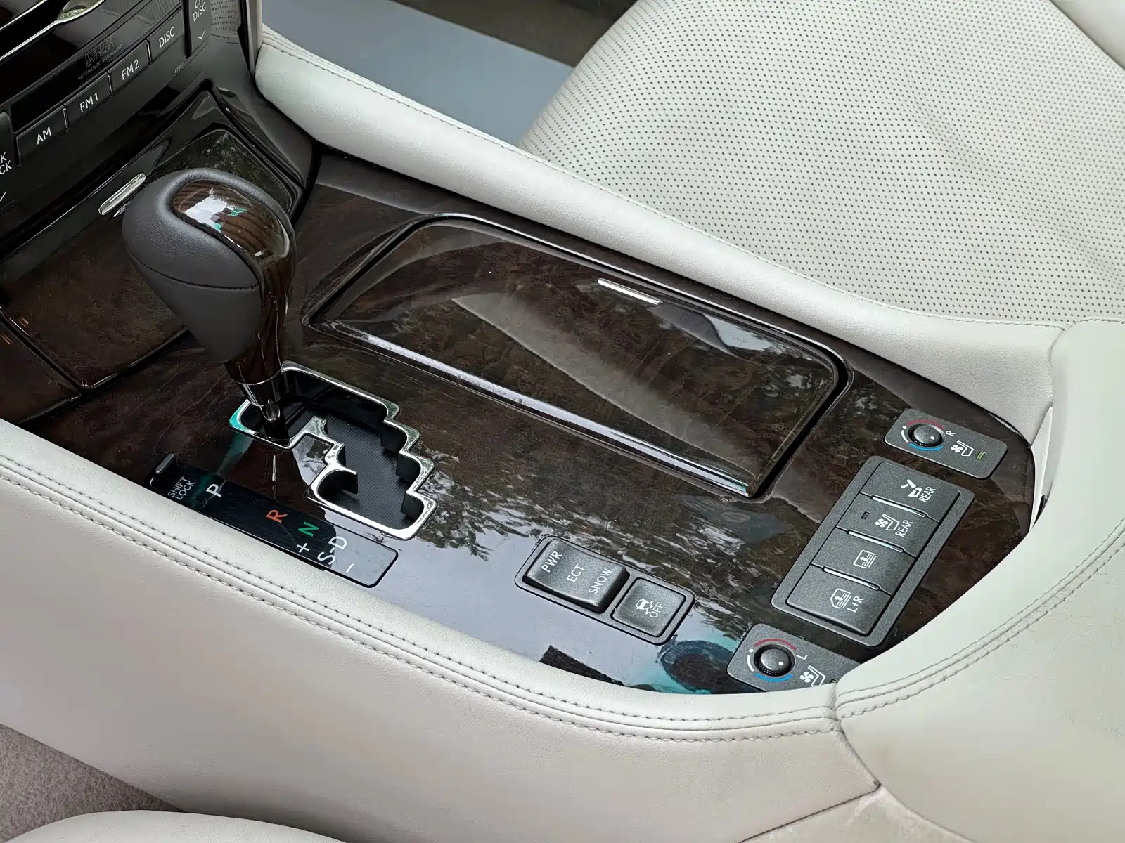 Фото 5 - Lexus LS