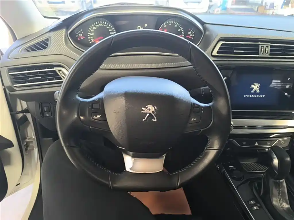 Peugeot 308 2016 1.6L Automatic Luxury фото 11