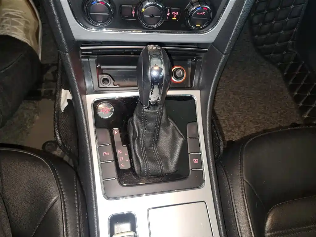 Volkswagen Passat 2014 1.8TSI DSG Executive Edition фото 7