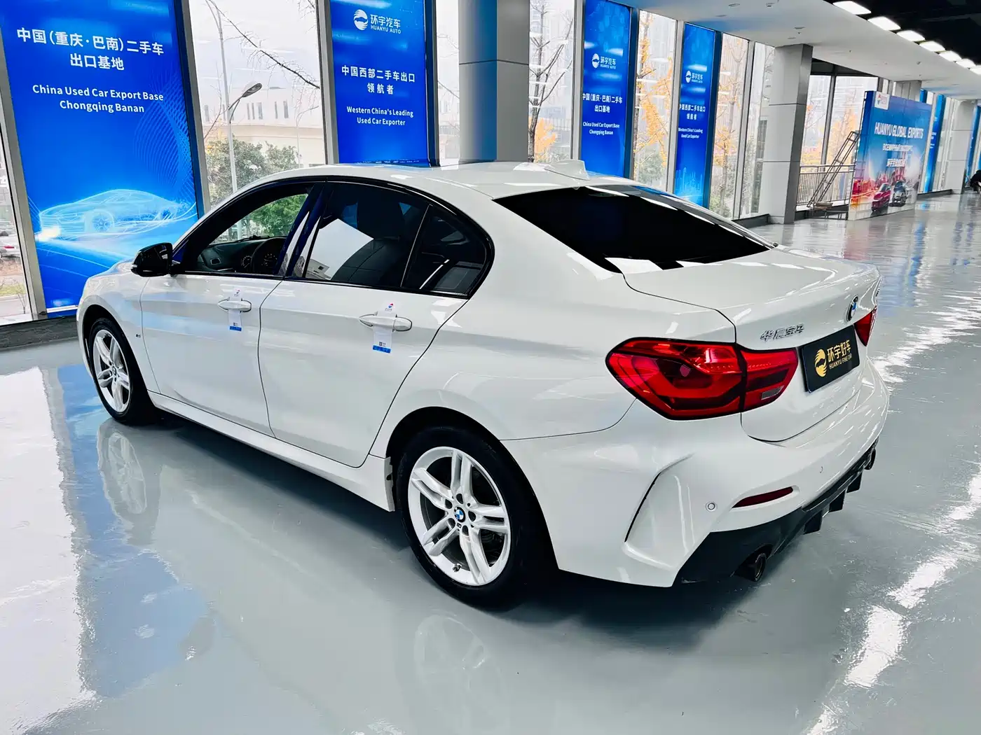 BMW 1 Series 2022 120i M Sport Shadow Edition фото 6