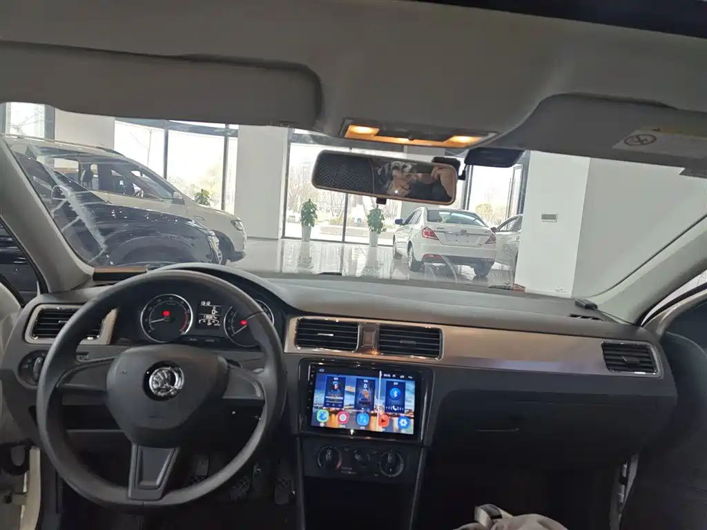 Škoda Skoda Rapid Spaceback 2016 1.6L Manual Pioneer Edition фото 6