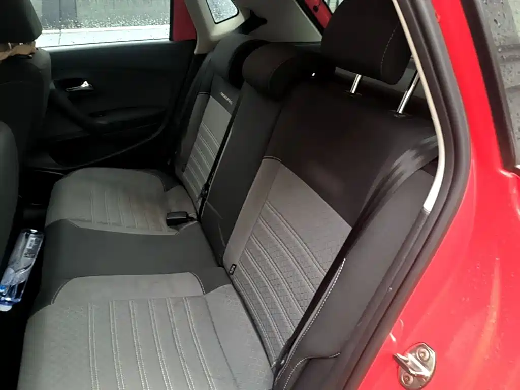 Volkswagen Polo 2014 1.6L Cross Polo Automatic фото 17