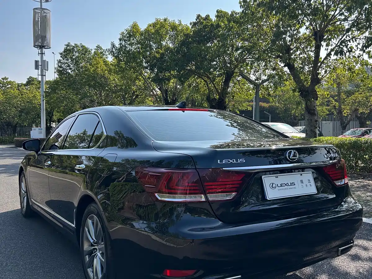 Фото 4 - Lexus LS
