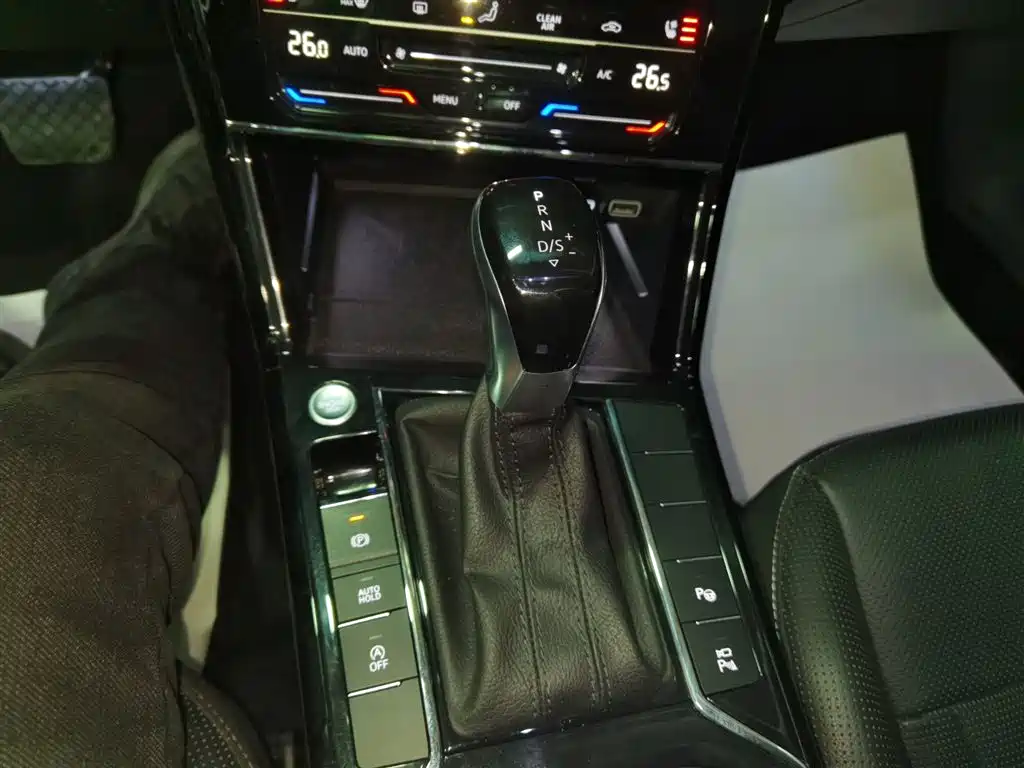 Volkswagen Passat 2023 330TSI Starlight Luxury Edition фото 14
