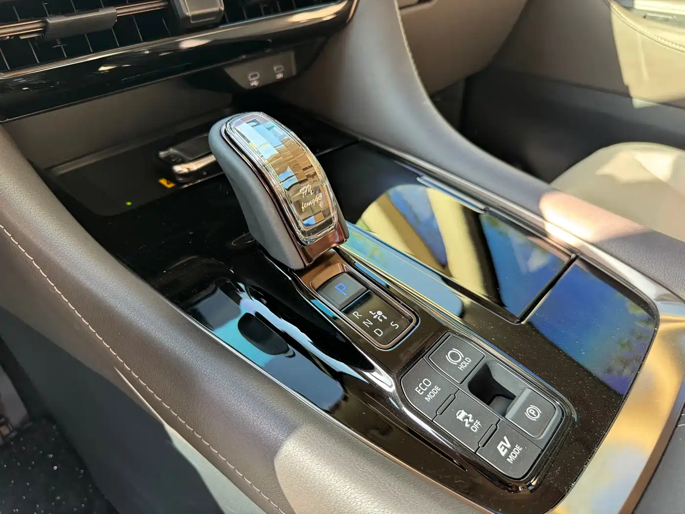 Toyota Vellfire 2024 Crown Hybrid 2.5L Executive Premium Edition фото 9