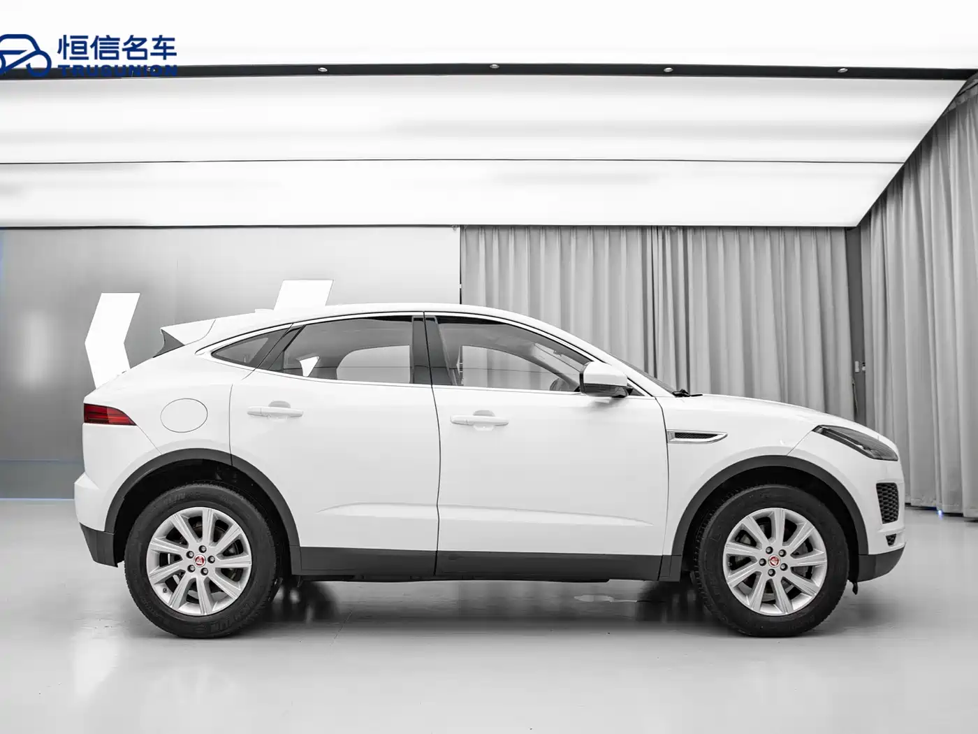 Фото 4 - Jaguar E-PACE