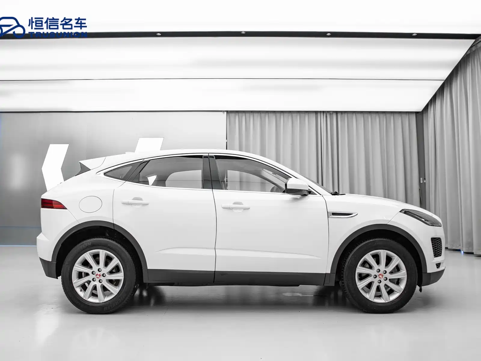 Фото 4 - Jaguar E-PACE