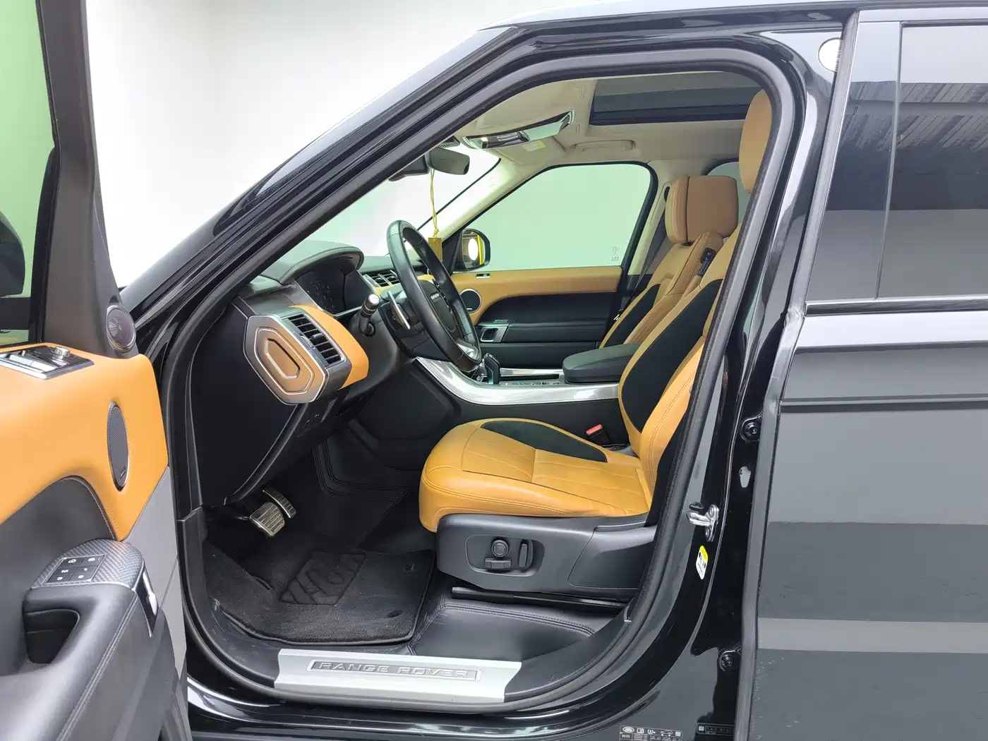 Land Rover Range Rover Sport 2022 3.0 L6 Gloss Black Edition фото 5