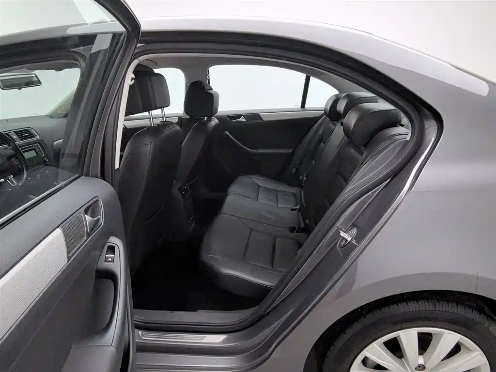 Volkswagen Sagitar 2014 Facelift 1.6L Manual Leading Version фото 15