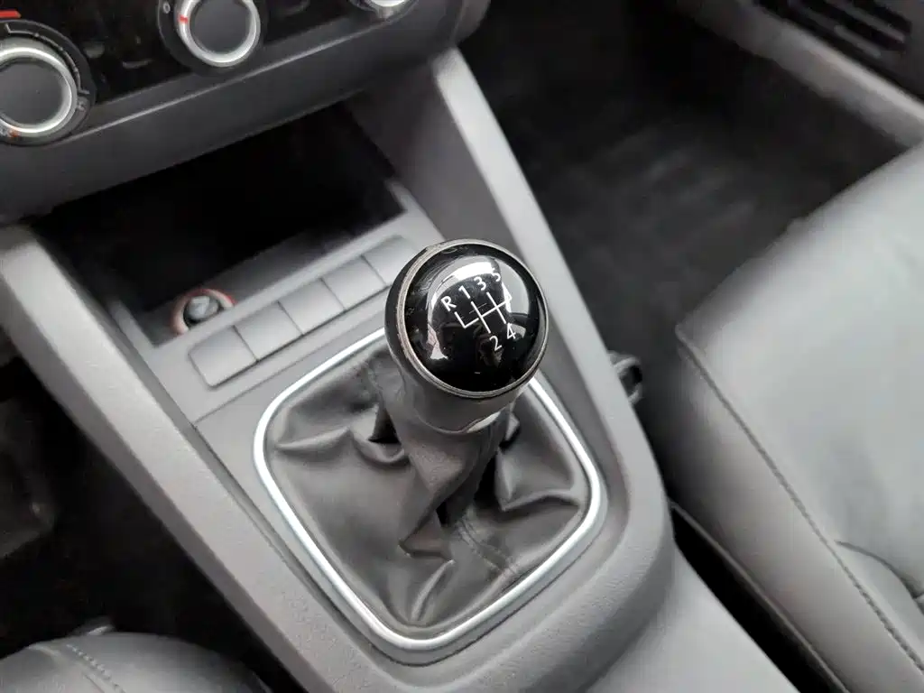 Volkswagen Sagitar 2014 Facelift 1.6L Manual Leading Version фото 13