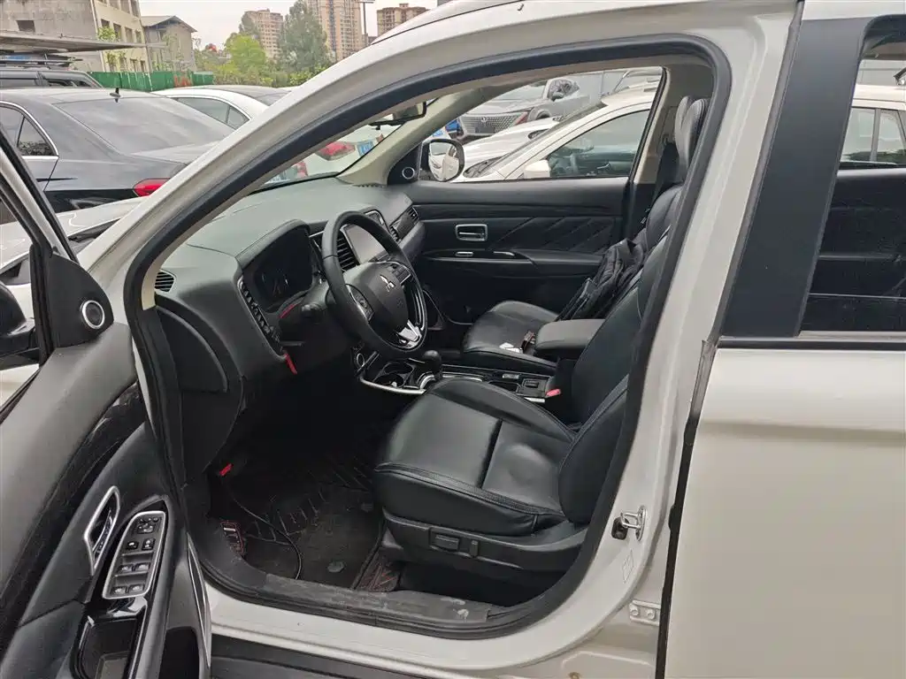 MITSUBISHI OUTLANDER