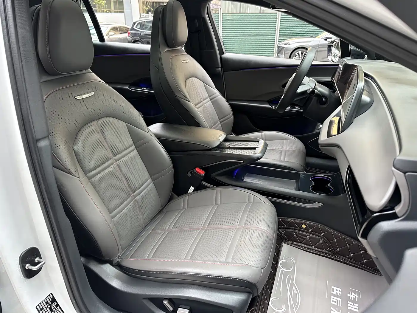 Hongqi EH7 2024 820 Pro Glory Edition фото 8