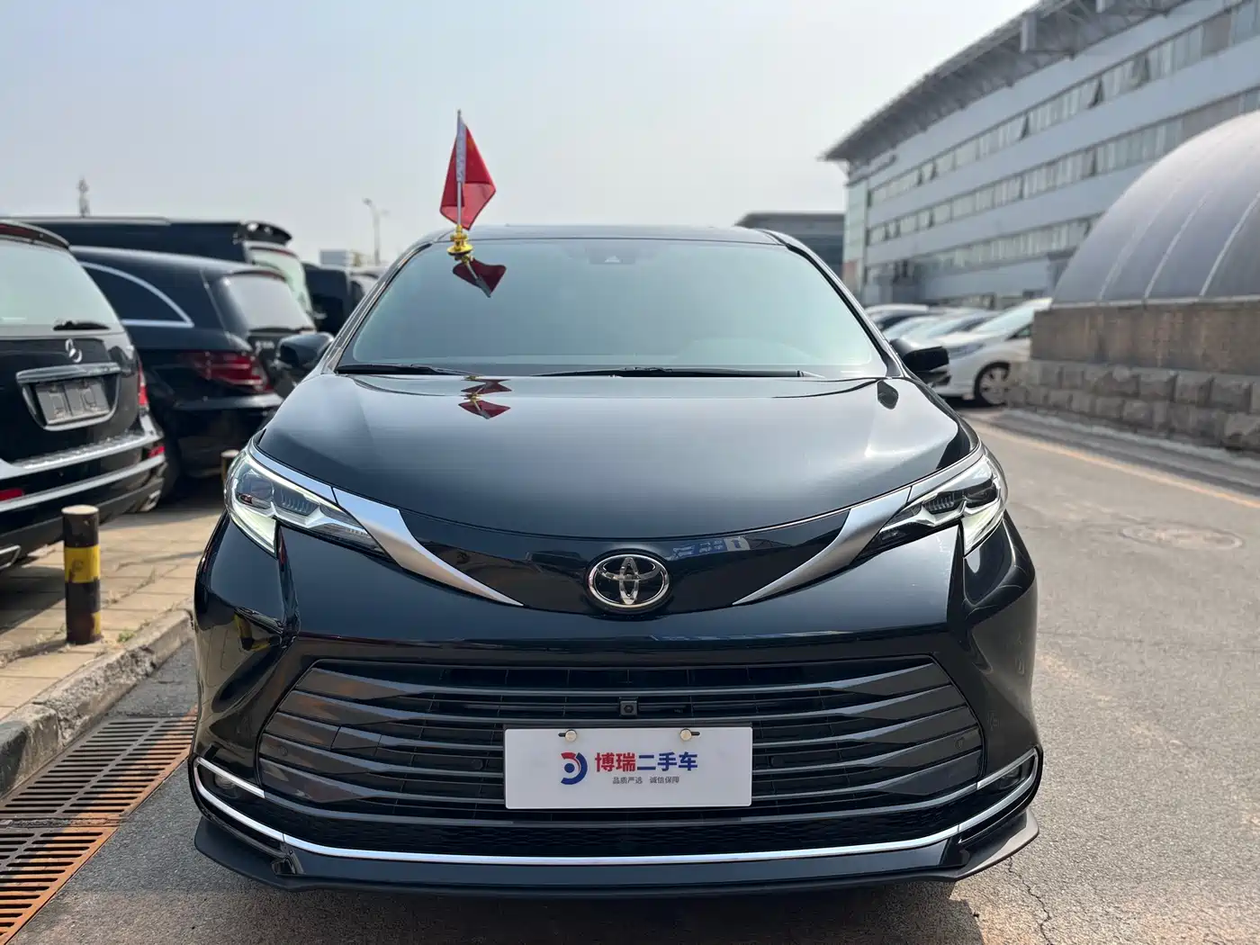 Toyota Sienna 2024 2.5L Hybrid 4WD Premium Edition фото 2