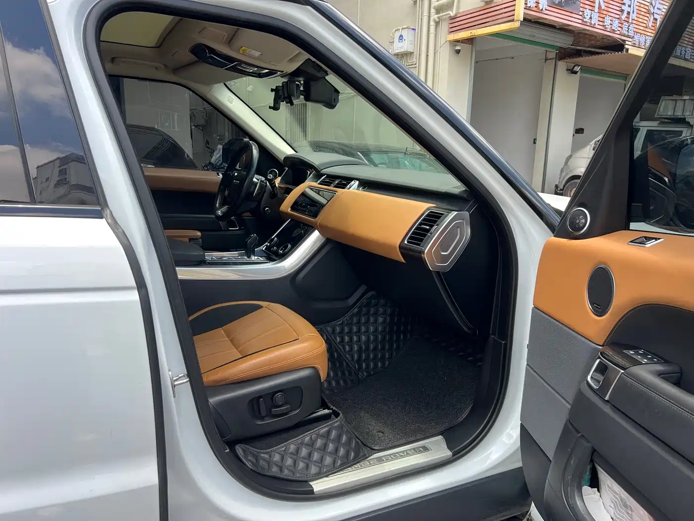 Land Rover Range Rover Sport 2022 3.0 L6 Gloss Black Edition фото 6
