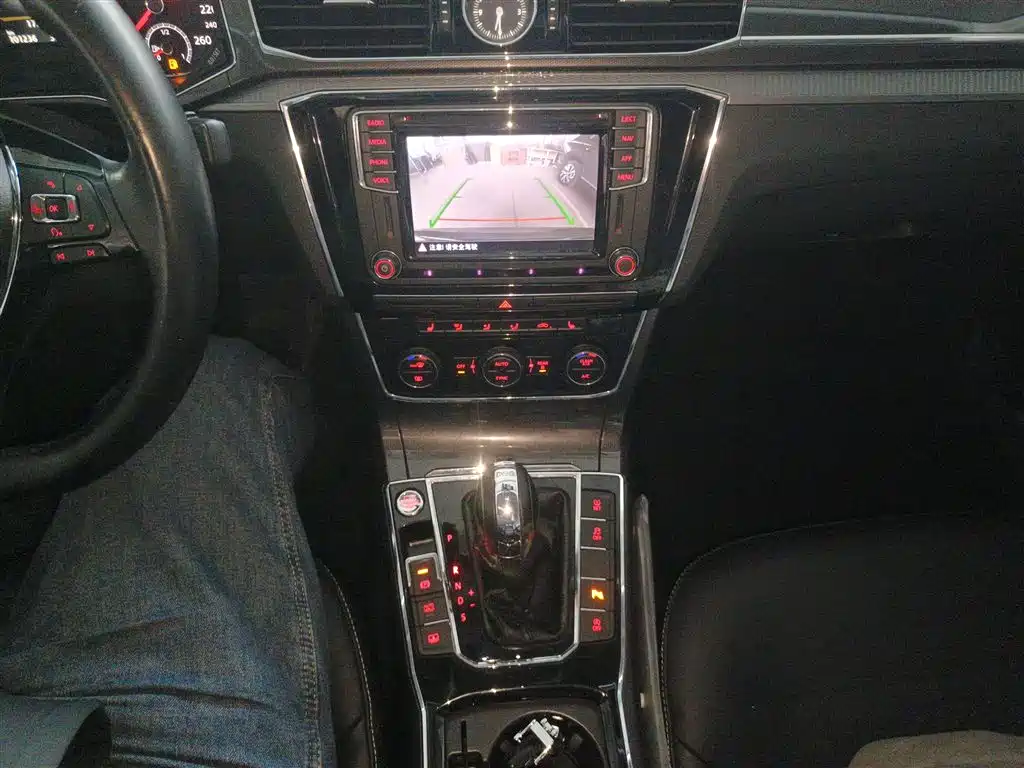 Volkswagen Passat 2017 330TSI DSG Luxury фото 14