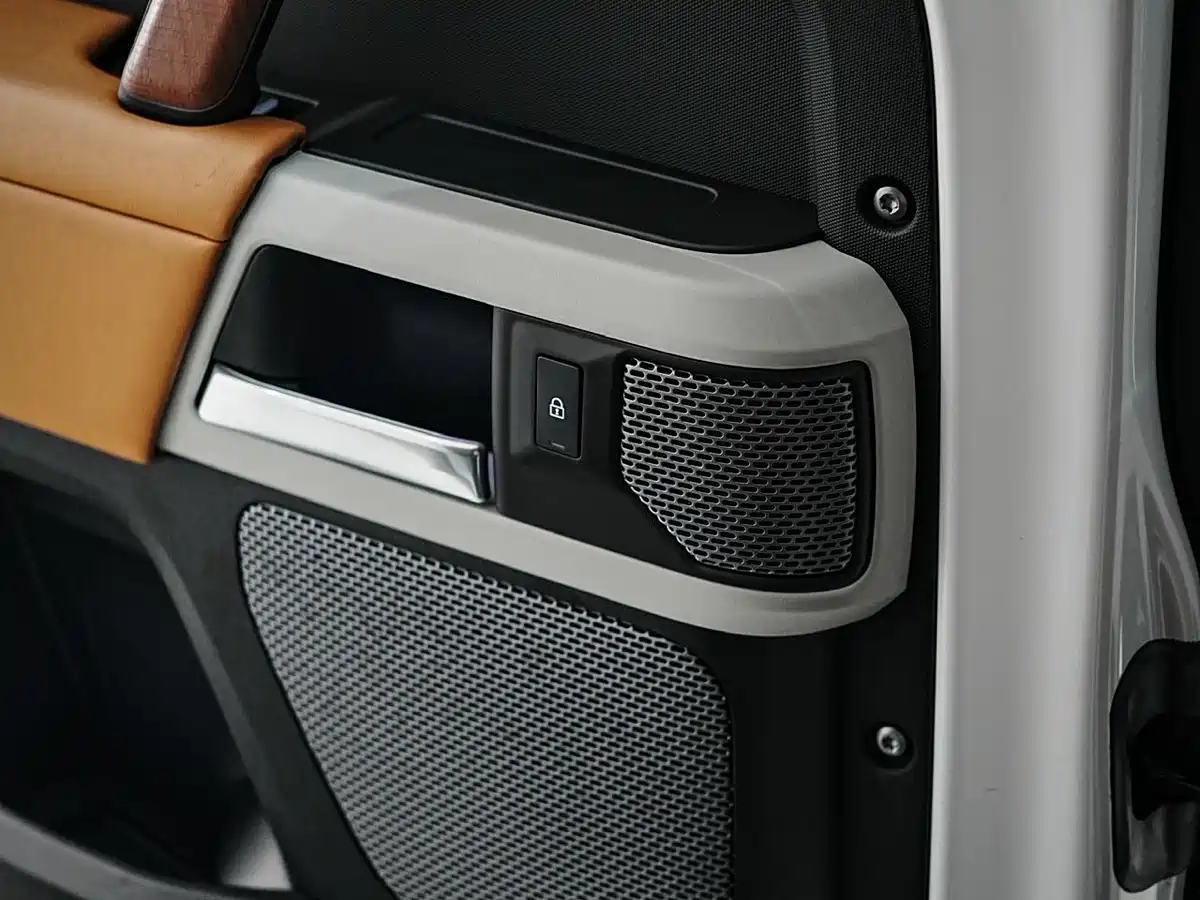 Land Rover Defender 2024 110 3.0T P400 X-DYNAMIC HSE фото 19