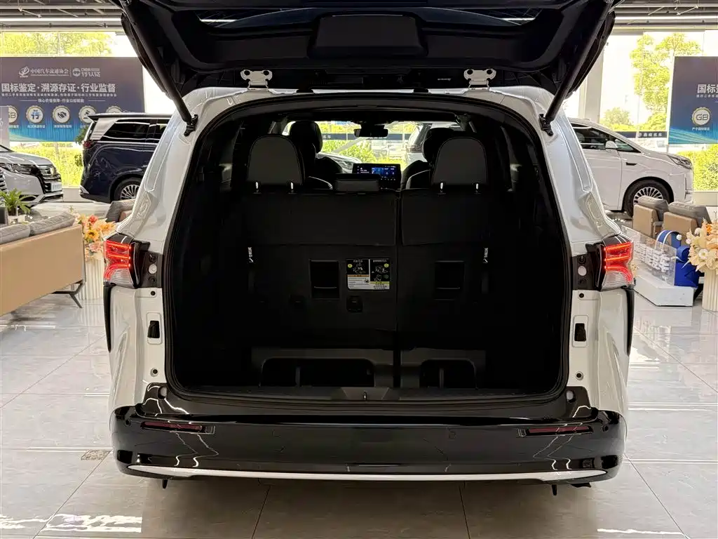 Toyota Sienna 2023 2.5L Hybrid Premium Edition фото 27