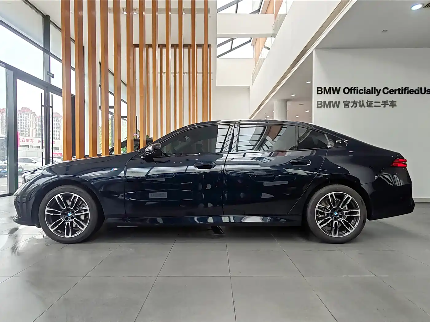 BMW 5 Series 2025 530Li Leading M Sport Package фото 4