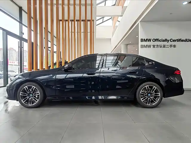 BMW 5 Series 2025 530Li Leading M Sport Package — фото 4