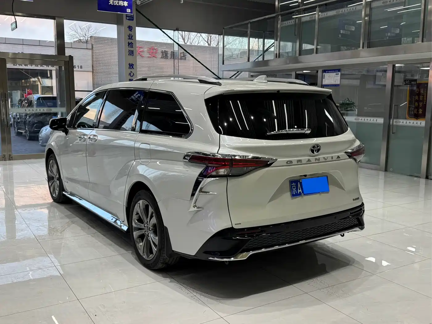 Фото 3 - Toyota Granvia
