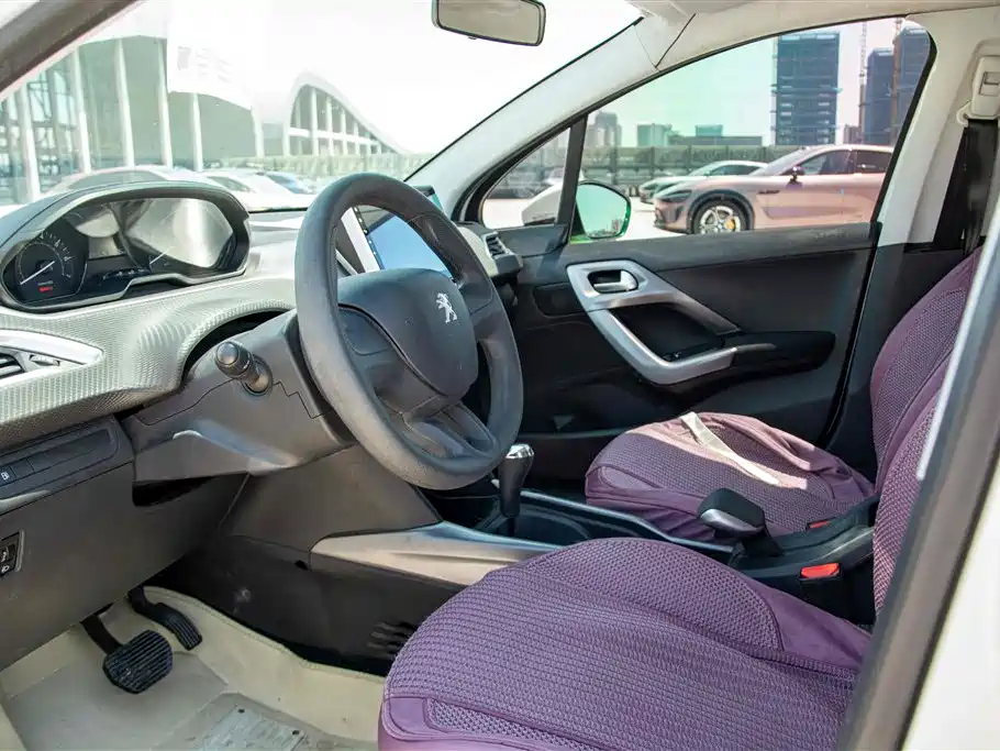 Peugeot 2008 2014 1.6L Automatic Trend Edition фото 9