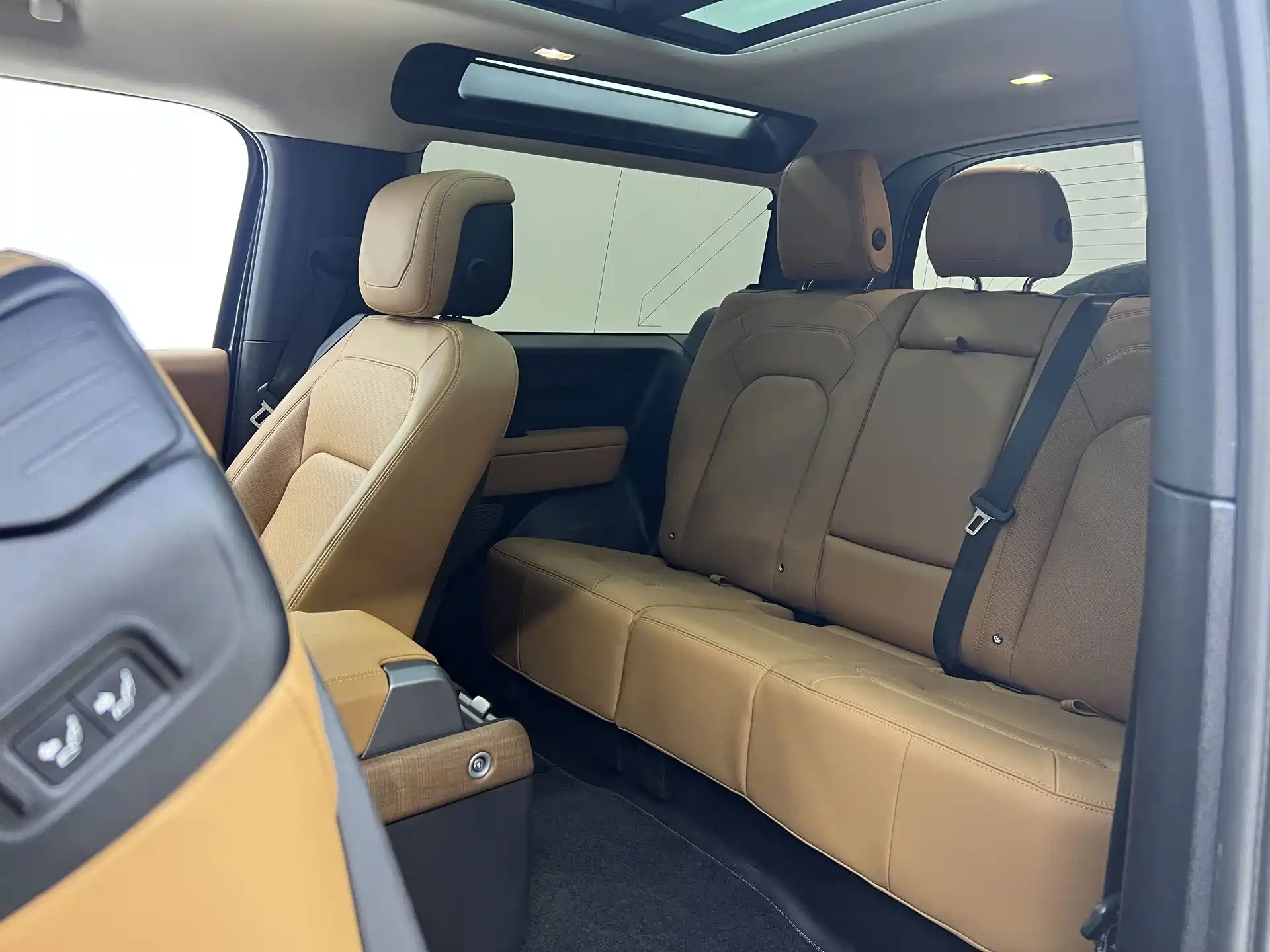 Photo 12 - Land Rover Defender
