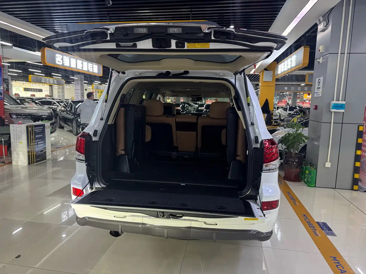 Фото 8 - Lexus LX