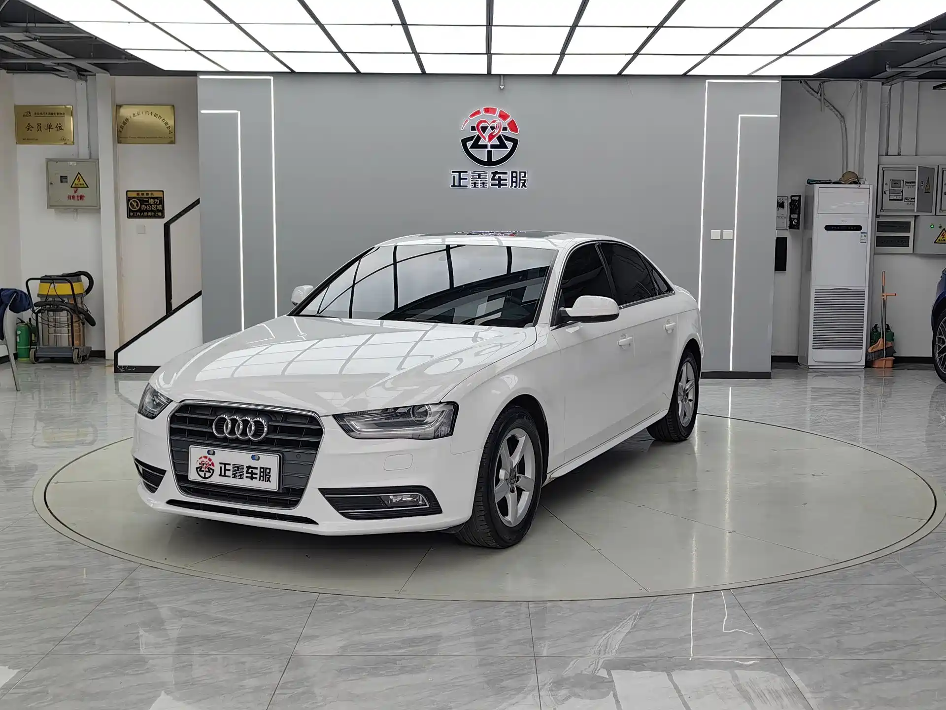 Фото 1 - Audi A4L