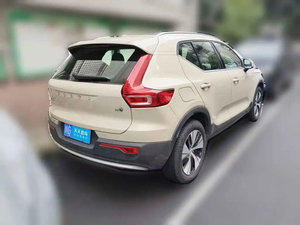 2025 Volvo XC40