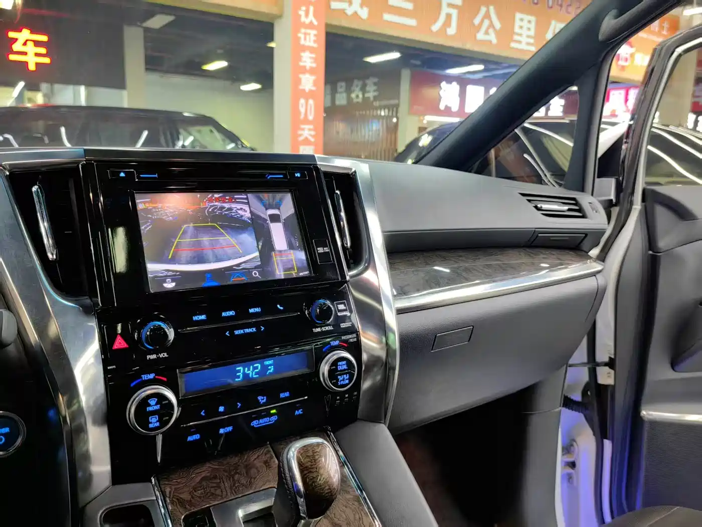 Toyota Vellfire 2019 Hybrid 2.5L HV Premium Edition фото 6