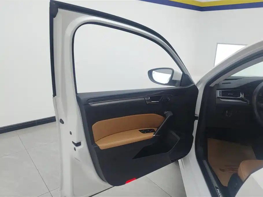 Volkswagen Passat 2017 330TSI DSG Luxury фото 7